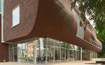 Concave brick façade by KdV architectuur with the collaboration of Vandersanden