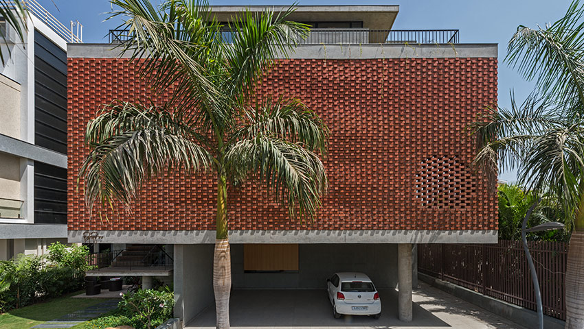 Brick Curtain House_Nidhi / Design Work Group © phxindia – Sebastian Zachariah, Ira Gosalia
