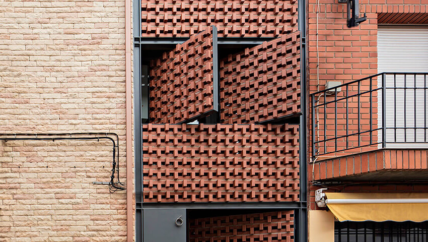 © Adrià Goula / Crossing Bricks / JOHO Architecture