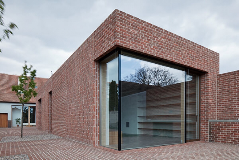 Brick Garden with Brick House / Jan Proksa