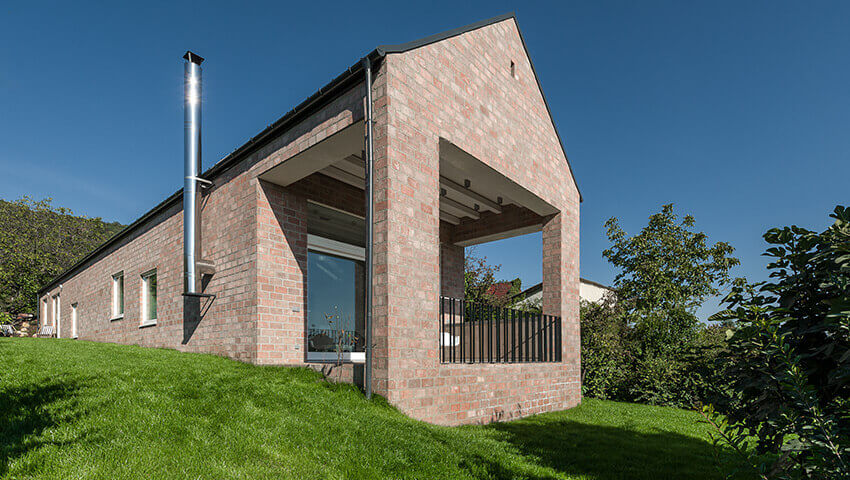 Long Brick House / Földes Architects