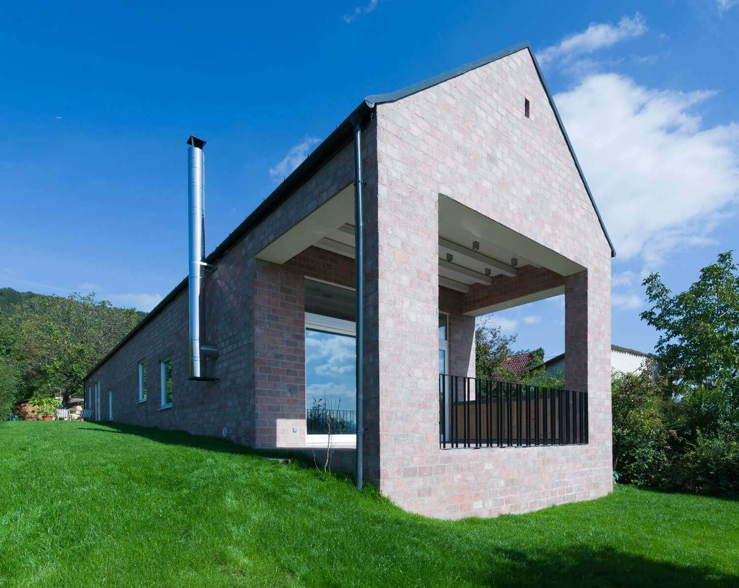 © Levente Sirokai - Long Brick House / Földes Architects