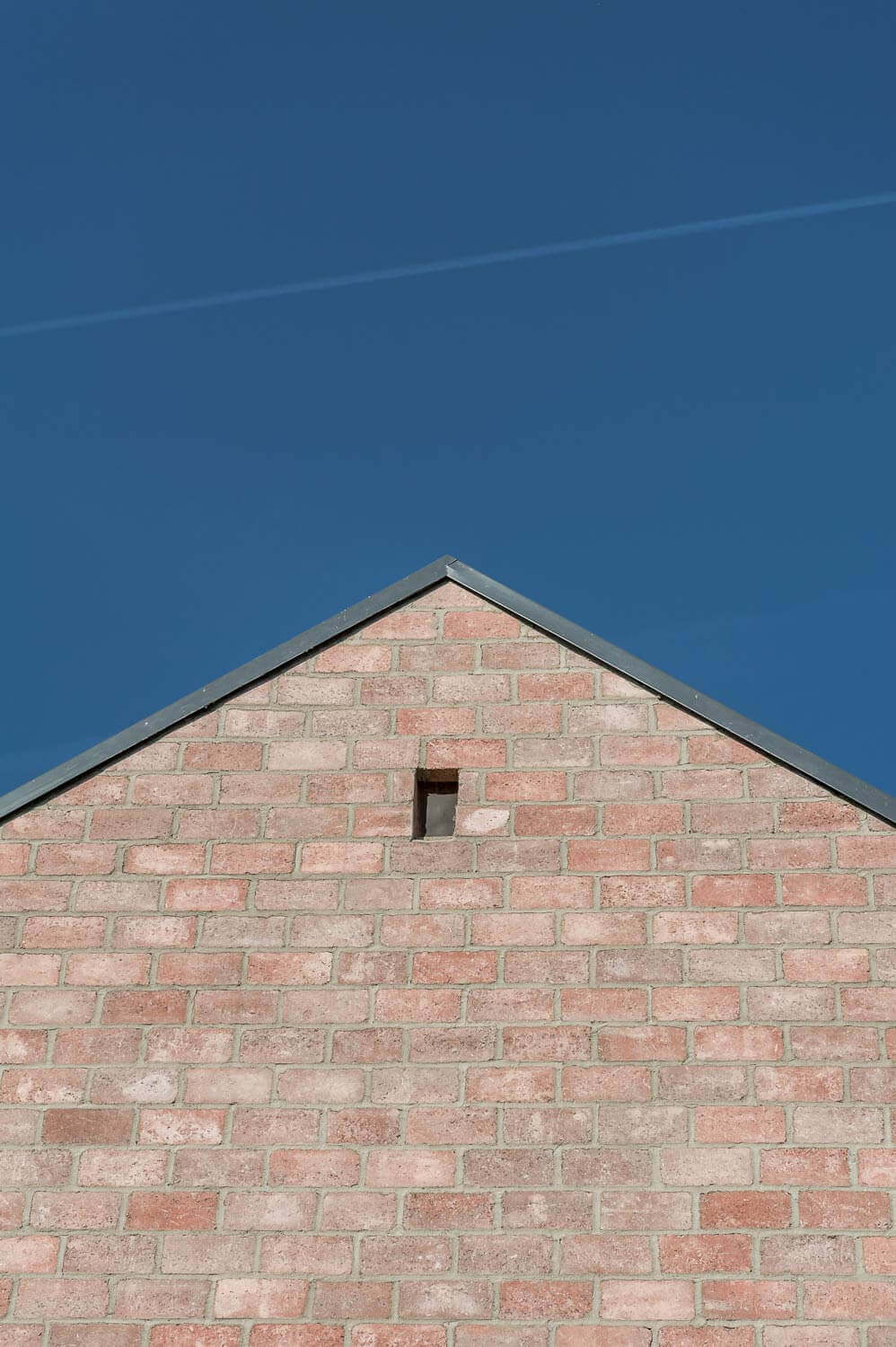 © Levente Sirokai - Long Brick House / Földes Architects