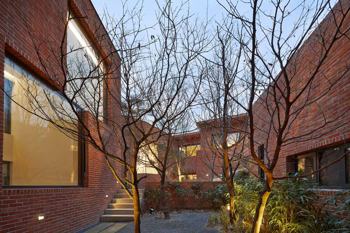 © Roh Kyung - Fortress Brick House / Wise Architecture