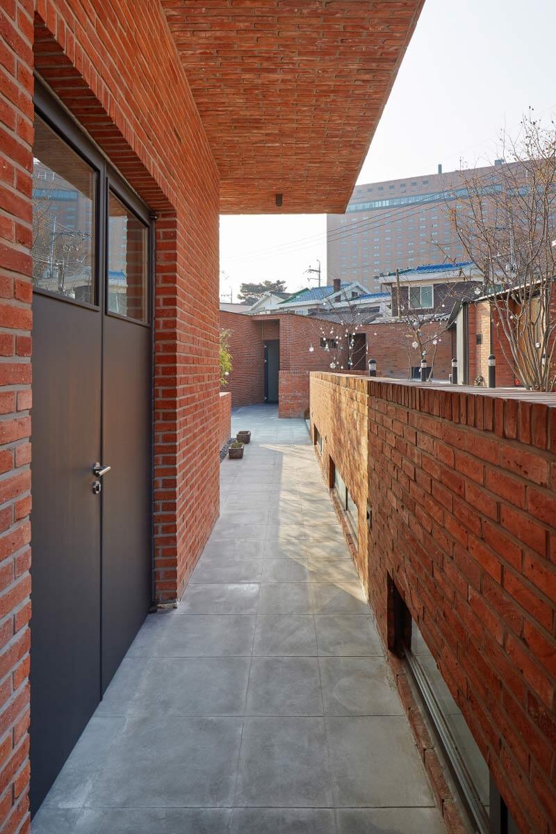 © Roh Kyung - Fortress Brick House / Wise Architecture