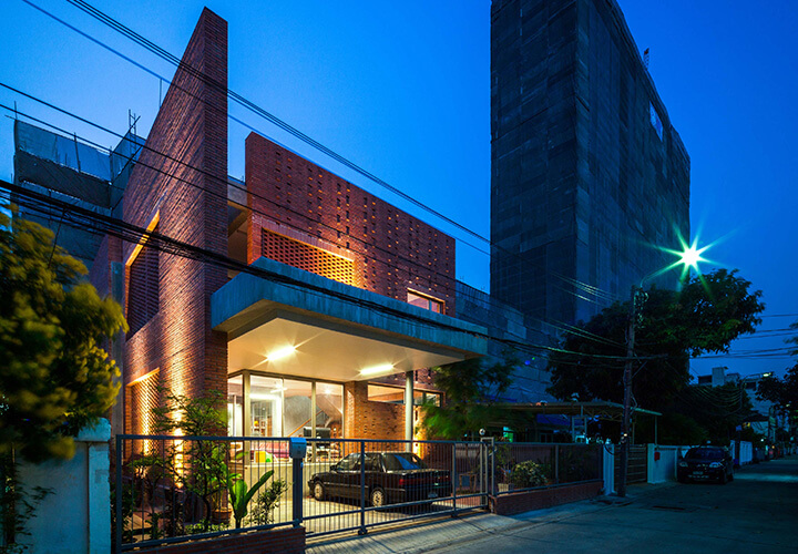 Ngamwongwan House / Junsekino Architect and Design