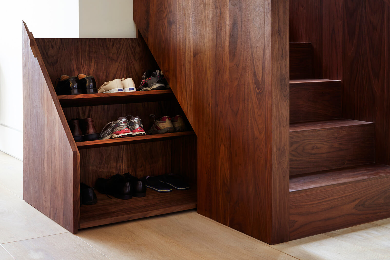 Обувной шкаф под лестницей