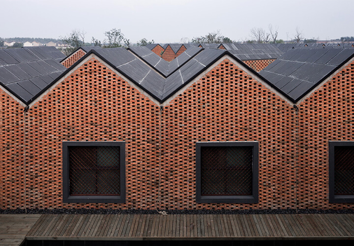 © Iwan Baan / Three Courtyard Community centre / AZL architects