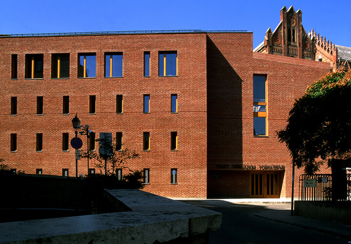 Toldy High School Gymnasium / Földes Architects
