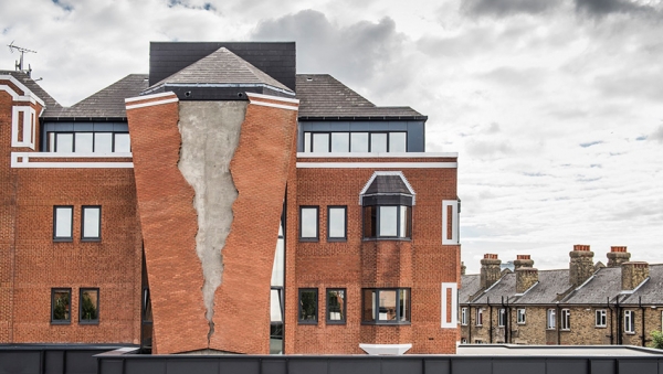 Six pins and half a dozen needles / Alex Chinneck