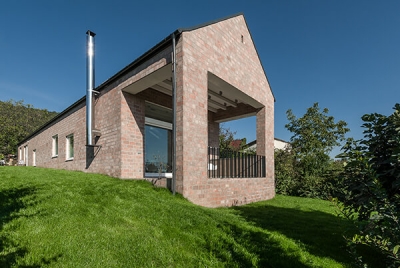 Long Brick House  / Földes Architects