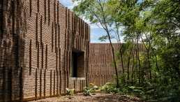 Claudia Andujar Art Gallery / Arquitetos Associados